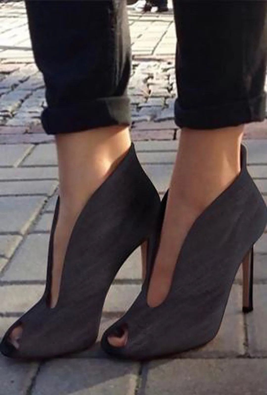 DENNI - SUEDE V-SLIT ANKLE HEELS